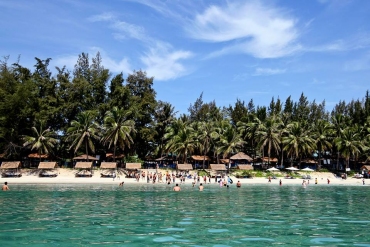bãi biển dốc lết ở một khu resort