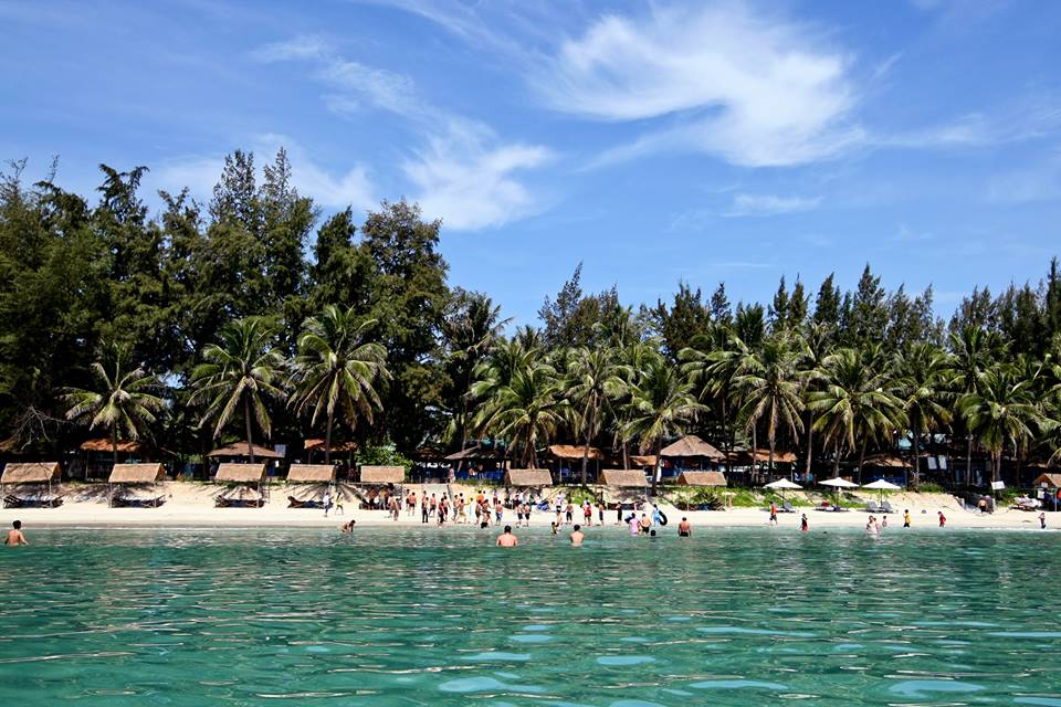 bãi biển dốc lết ở một khu resort
